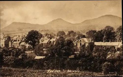 Ak Newtown St Boswells Schottland, Blick auf den Ort, Berge