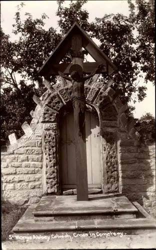 Foto Ak Colwich West Midlands, St. Mary's Abbey, Cross in Cemetery