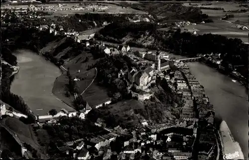 Ak Burghausen im Kreis Altötting Oberbayern, Fliegeraufnahme der Burg mit Ort