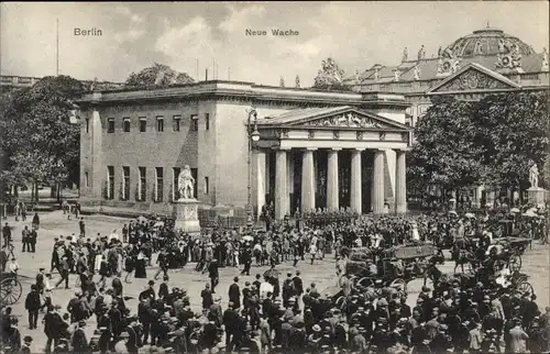 Ak Berlin Mitte, Neue Wache, Denkmal, Passanten