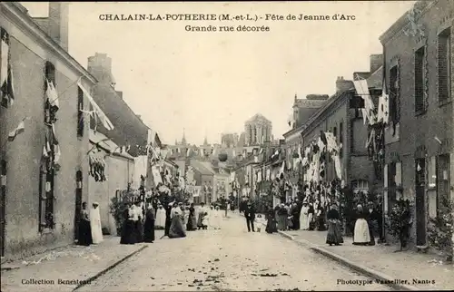 Ak Challain la Potherie Maine et Loire, Fete de Jeanne d'Arc, Grande rue decoree