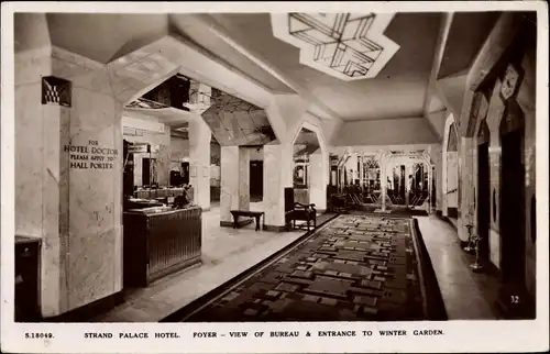 Ak Greater London England, Strand Palace Hotel, Foyer, View of the Bureau and Entrance to Garden