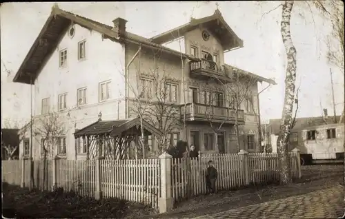 Foto Ak Unterhaching in Oberbayern, Wohnhaus, Anwohner