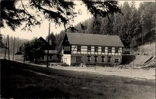 Foto Ak Reichenau im Erzgebirge, Fachwerkhaus am Wald