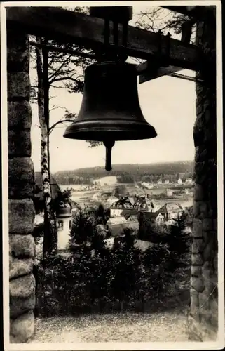 Ak Hartha in Sachsen, Blick auf die Glocke, Ort im Hintergrund