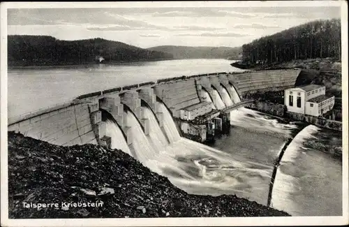 Ak Kriebstein Mittelsachsen, Blick auf die Talsperre, Staumauer, Wald, Stausee