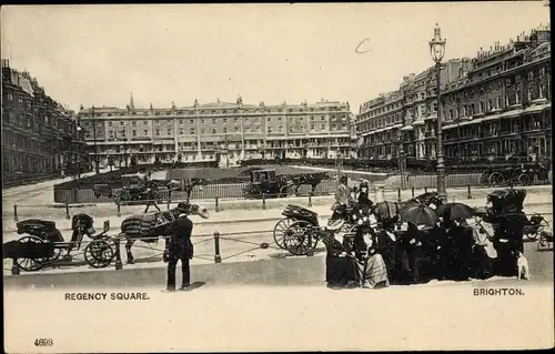 Ak Brighton South East England, Regency Square, Kutschen