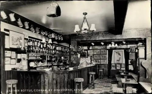 Ak Cobham Kent England, Leather Bottle, Innenansicht