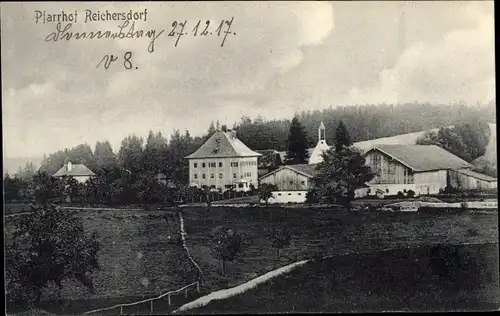 Ak Reichersdorf Irschenberg Oberbayern, Pfarrhof, Blick auf den Ort