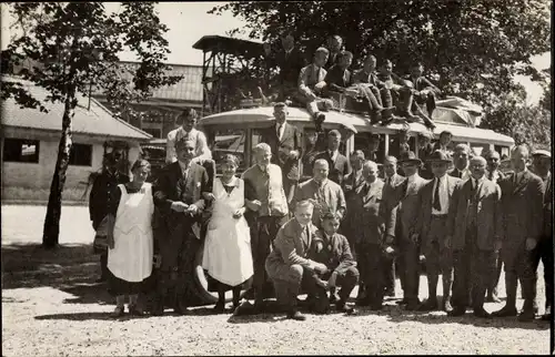 Ak Peißenberg in Oberbayern, Personen vor einem Autobus 1926