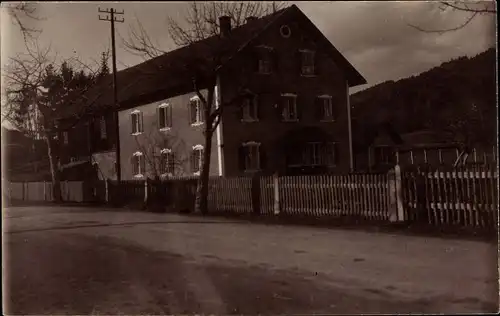 Foto Ak Peißenberg in Oberbayern, Blick auf ein Haus, Straßenpartie