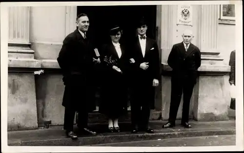 Foto Ak Hansestadt Lübeck, Gruppenbild vor dem Standesamt