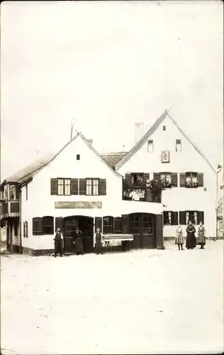 Foto Ak Madseit Tux in Tirol, Personen vor einem Gasthaus