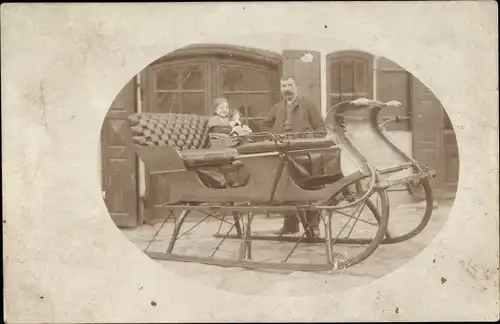 Foto Ak Mehle Opa mit Tochter Heide, Mädchen mit Puppe auf einem Pferdeschlitten