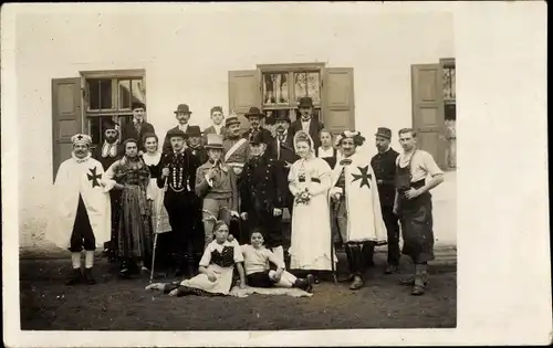 Foto Ak Schauspieler in Kostümen vor einem Haus, Die Linde von Heiligenbrunn