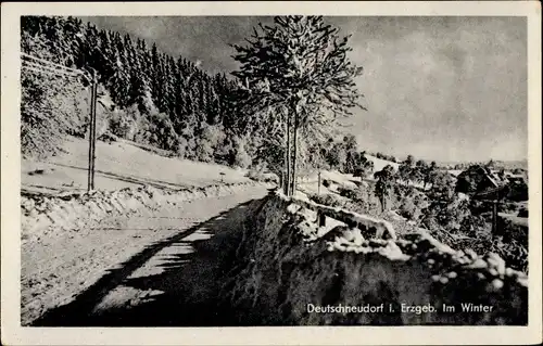 Ak Deutschneudorf im Erzgebirge, Wegpartie im Winter