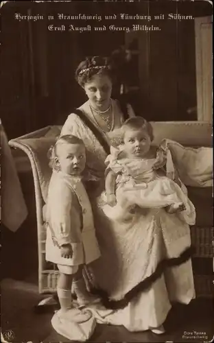 Ak Prinzessin Victoria Luise von Preußen, Herzogin von Braunschweig mit Söhnen, Portrait