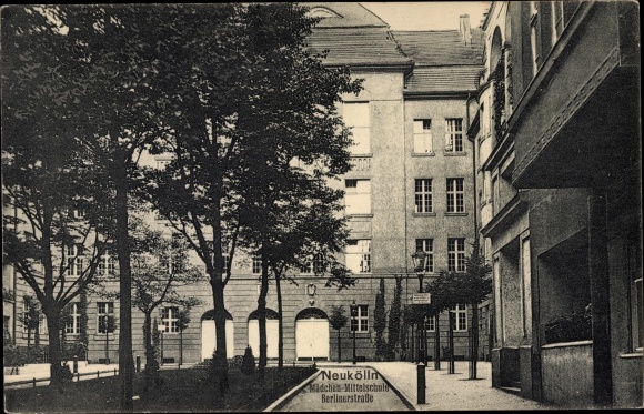 Ak Berlin Neukölln, Mädchen Mittelschule, Berliner Straße ...