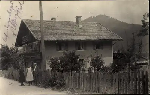 Foto Ak Schliersee in Oberbayern, Anwohner vor einem Wohnhaus