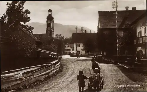 Ak Lenggries in Oberbayern, Dorfstraße, Kirchturm, Kinder