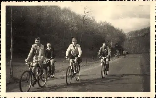 Foto Ak Siegtal Nordrhein Westfalen, Junge Männer fahren Fahrrad Ostern 1936