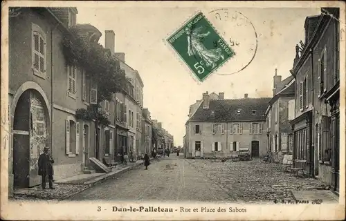 Ak Dun le Palleteau, Rue et Place des Sabots