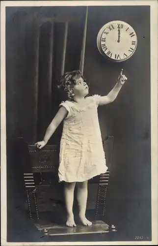 Ak Kind auf einem Stuhl stehend, Uhr zeigt Mitternacht