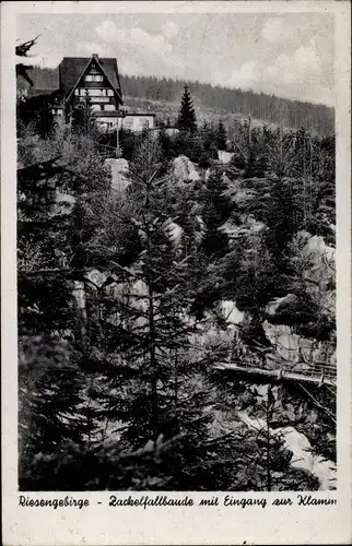 Ak Riesengebirge Schlesien, Zackelfallbaude mit Eingang zur Klamm