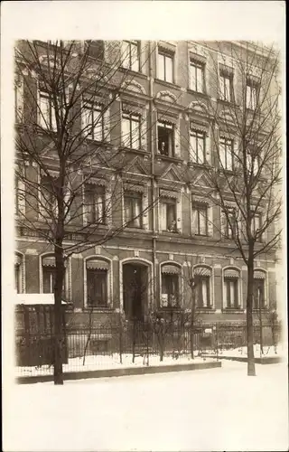 Foto Ak Hamburg Eimsbüttel, Straßenpartie mit Wohnhaus im Winter