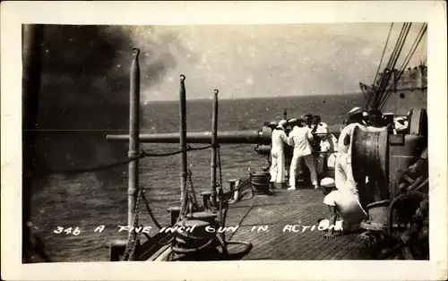 Foto Ak A five inch gun in action, Navy, Amerikanische Seeleute am Geschütz