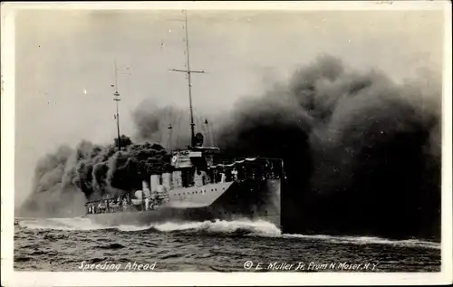 Foto Ak Amerikanisches Kriegsschiff, Torpedo boat, destroyer, speeding ahead, smoke screen