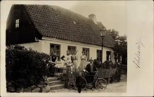 Foto Ak Schleswig an der Schlei, Familie vor einem Wohnhaus