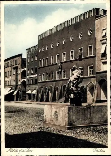 Ak Mühldorf am Inn Oberbayern, Am Rathaus, Brunnen