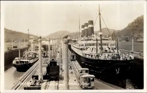 Ak Panama Canal, Double Lockage, Pedro Miguel, Schiffe