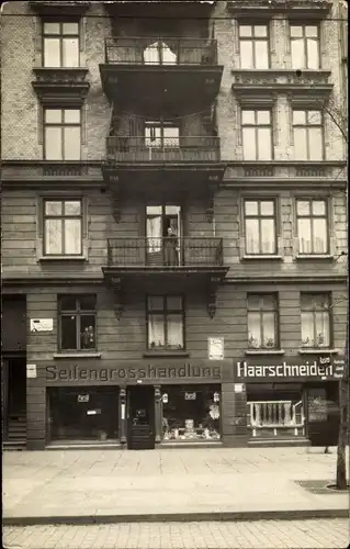 Foto Ak Hansestadt Lübeck, Stadtpartie mit Seifengroßhandlung, Friseur