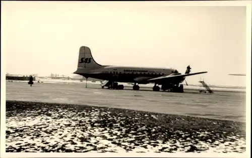 Foto Ak Schwedisches Passagierflugzeug SAS Scandinavian Airlines, Flughafen