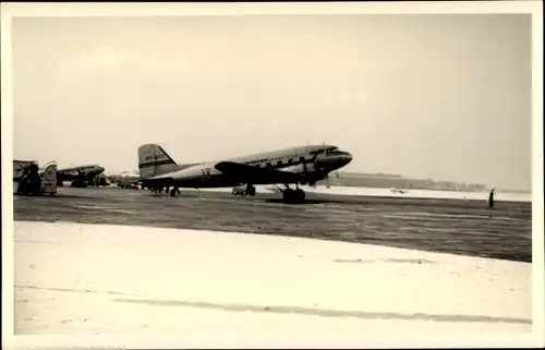 Foto Ak Schwedisches Passagierflugzeug Douglas DC 3, SAS Scandinavian Airlines System
