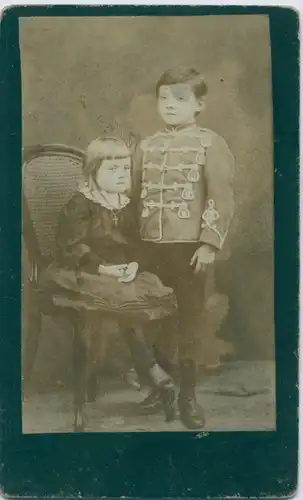 Kabinett Foto Junge in Husaren Uniform, Mädchen