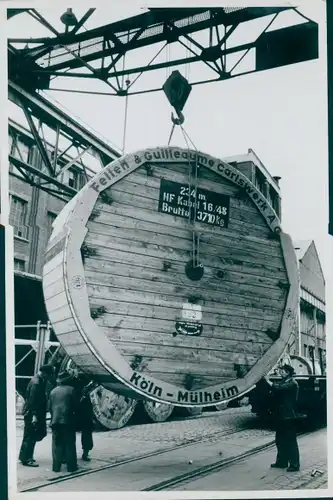 Foto Mülheim Köln am Rhein, R R Kontor, Kabeltrommel wird von Kran abgeladen