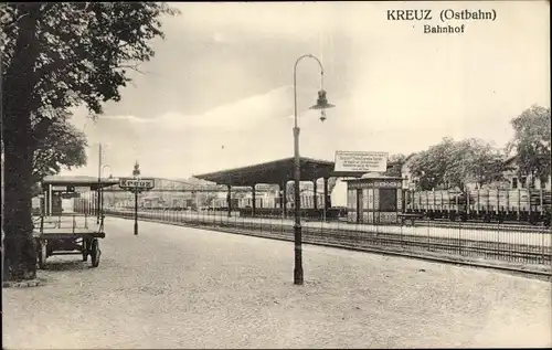 Ak Krzyż Wielkopolski Kreuz an der Ostbahn Westpreußen, Bahnhof, Gleisseite