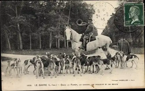 Ak Le Gavre Loire Atlantique, Jäger bläst zur Jagd, Pferd, Hunde, Wald