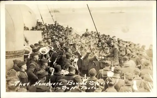 Foto Ak That Homeward Bound Spirit, amerikanische Soldaten, Militärkapelle, Kriegsschiff
