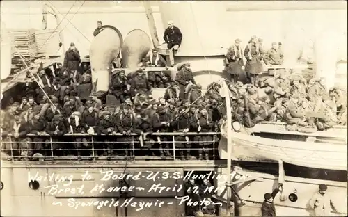 Foto Ak US Amerikanisches Kriegsschiff, USS Huntington, waiting to Board, Soldaten