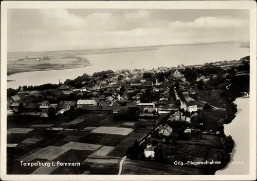 Ak Czaplinek Tempelburg Pommern, Totalansicht der Ortschaft, Fliegeraufnahme