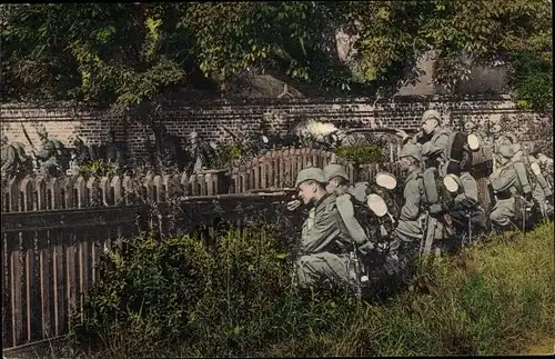 Ak Infanterie in Verfolgung des Feindes durch ein Dorf, Deutsche Soldaten im Kaiserreich