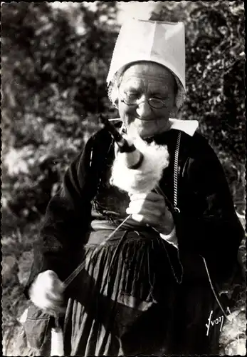 Ak Vieille coiffe et costume de Comfort, Finistere, Ältere Dame in bretonischer Tracht