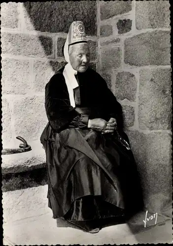 Ak Vieille coiffe et costume de vieille bigouden, Finistere, Ältere Dame in bretonischer Tracht