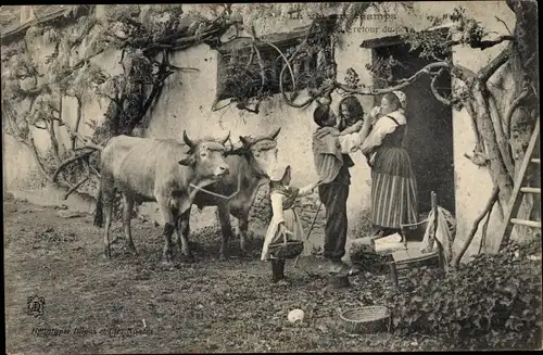 Ak Loire Atlantique, Familie am Haus mit Ochsen