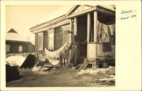 Foto Ak Tschern Smolensk Russland, Mann vor einem Haus