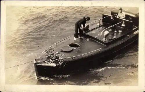 Foto Ak Zwei Männer auf einem Motorboot